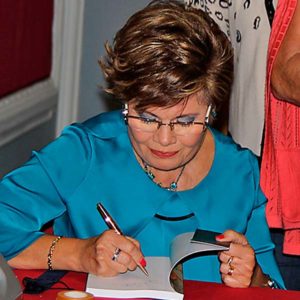 Amparo Olivares Estruch firmando su novela Tras la línea blanca.